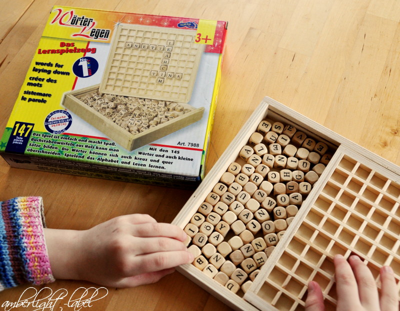 Holzspielzeug Schulkind Wörter legen Buchstabenkasten