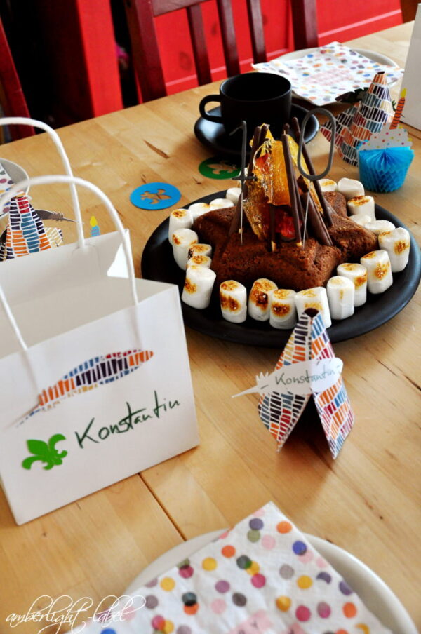 10. Geburtstag: Kindergeburtstag Pfadfindergeburtstag Lagerfeuerkuchen Tischdeko Mitgebseltüten Partyrezepte
