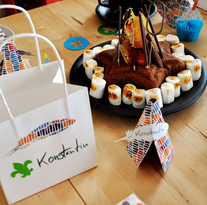 10. Geburtstag: Kindergeburtstag Pfadfindergeburtstag Lagerfeuerkuchen Tischdeko Mitgebseltüten Partyrezepte