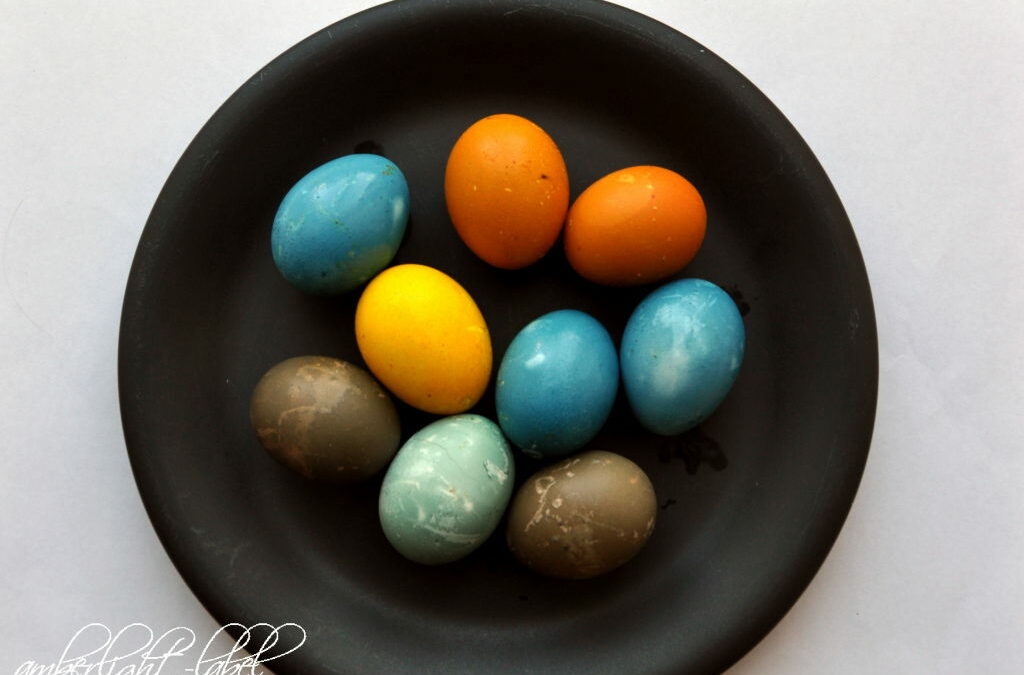 Ostern Eier färben mit Kurkuma, Rotkraut, Zwiebeln