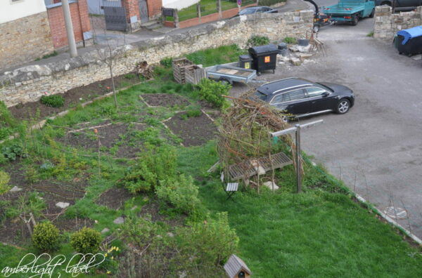 12tel Blick Garten im Vierseithof 2022 April